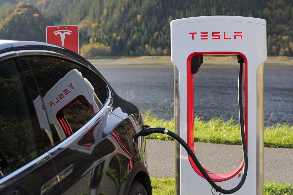 Tesla se lance dans la voiture autonome